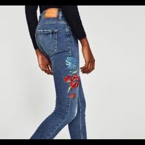 Dark denim skinny jean with flower detail